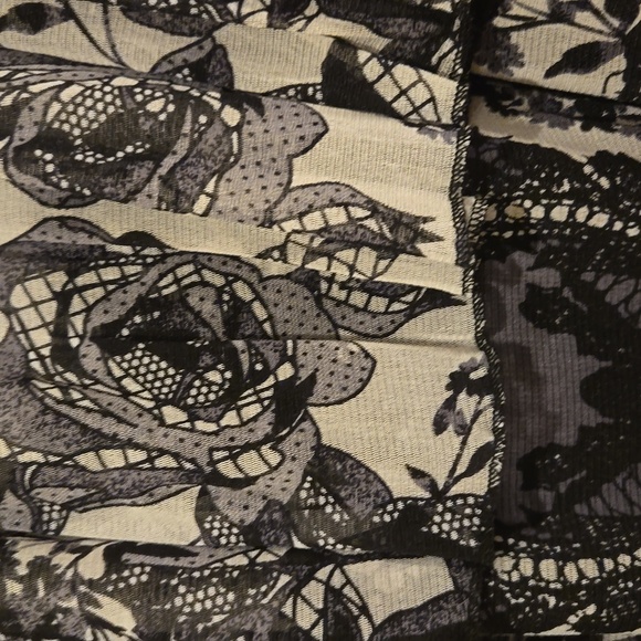 Ladies top - Picture 2 of 3